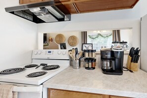 Fridge, microwave, oven, stovetop - Spacious dog-friendly home, close to park with patio, AC, & W/D (San Antonio)
