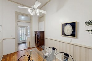 Dining - Downtown duplex with patio, enclosed backyard, washer/dryer - near downtown (San Antonio)