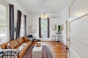 TV - Downtown duplex with patio, enclosed backyard, washer/dryer - near downtown (San Antonio)