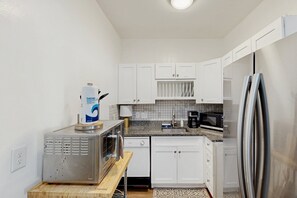 Fridge, microwave, oven, stovetop - Downtown duplex with patio, enclosed backyard, washer/dryer - near downtown (San Antonio)