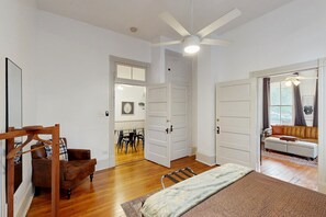 Free WiFi, bed sheets - Downtown duplex with patio, enclosed backyard, washer/dryer - near downtown (San Antonio)