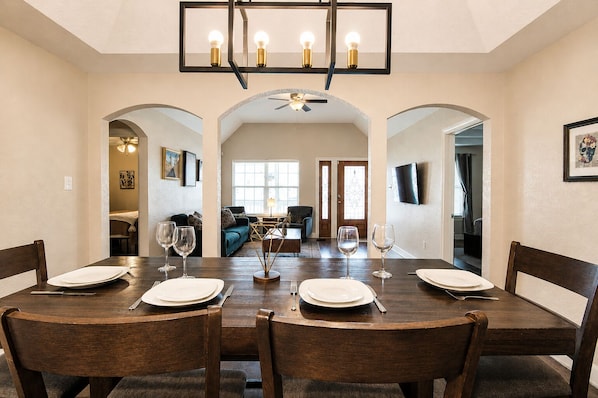 Dining - Cozy 3BR Steps to Alamodome | Close to Downtown (San Antonio)