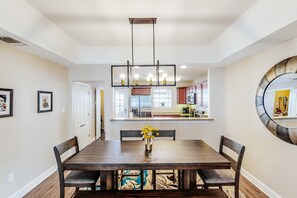 Dining - Welcoming home walkable to Steps of Alamodome & riverfront & near River Walk (San Antonio)