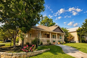 Exterior - Cozy 3BR Steps to Alamodome | Close to Downtown (San Antonio)