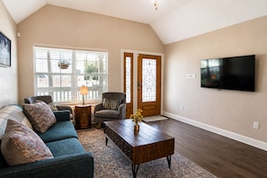 TV - Cozy 3BR Steps to Alamodome | Close to Downtown (San Antonio)