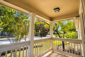 Property grounds - Cozy 3BR Steps to Alamodome | Close to Downtown (San Antonio)