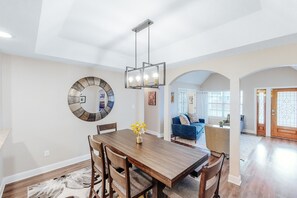 Interior - Welcoming home walkable to Steps of Alamodome & riverfront & near River Walk (San Antonio)