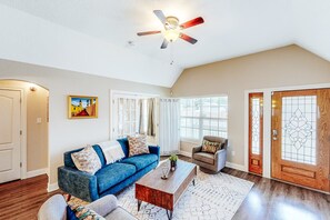 TV - Welcoming home walkable to Steps of Alamodome & riverfront & near River Walk (San Antonio)