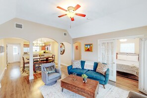 TV - Welcoming home walkable to Steps of Alamodome & riverfront & near River Walk (San Antonio)
