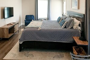 3 bedrooms, free WiFi, bed sheets - Welcoming home walkable to Steps of Alamodome & riverfront & near River Walk (San Antonio)