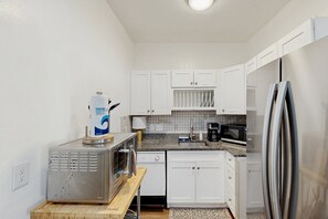 Fridge, microwave, oven, dishwasher - Historic charmer with updated appliances, enclosed yard, & AC - near downtown (San Antonio)