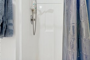 Douche, serviettes fournies