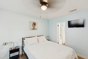 Desk, Internet, bed sheets - Cozy San Antonio home with washer/dryer and enclosed backyard (San Antonio)