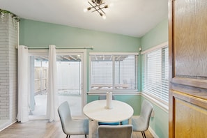 Dining - Cozy San Antonio home with washer/dryer and enclosed backyard (San Antonio)