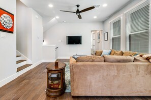 TV, books - Downtown home with WiFi, central AC, furnished rooftop deck, and full kitchen (San Antonio)