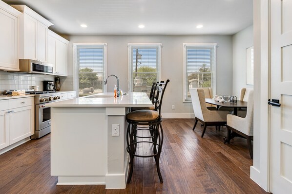 Fridge, microwave, oven, stovetop - Downtown home with WiFi, central AC, furnished rooftop deck, and full kitchen (San Antonio)
