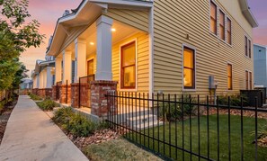 Exterior - Downtown home with WiFi, central AC, furnished rooftop deck, and full kitchen (San Antonio)