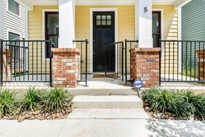 Exterior detail - Downtown home with WiFi, central AC, furnished rooftop deck, and full kitchen (San Antonio)