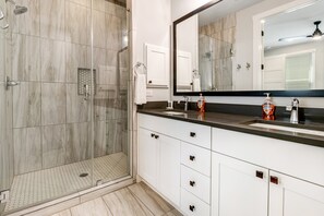 Shower, towels - Downtown home with WiFi, central AC, furnished rooftop deck, and full kitchen (San Antonio)