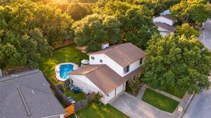 Il s’agit d’une propriété résidentielle dotée d’une piscine, d’une cour arrière clôturée et d’une maison à deux étages.