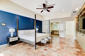 Työpöytä, ilmainen Wi-Fi, vuodevaatteet