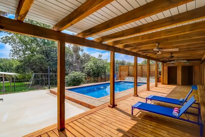 Historic charmer with a pool, gardens, gym, &  game room- dogs ok