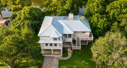 Riverfront retreat w/ wraparound deck, Movie Room, Firepit
