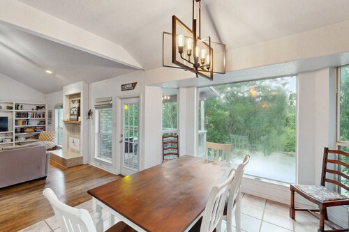 Riverfront retreat w/ wraparound deck, Movie Room, Firepit