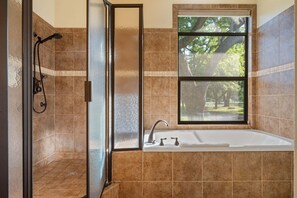 Een douche, handdoeken