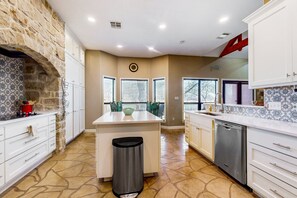 Fridge, microwave, oven, stovetop - Riverfront home on Lake Seguin with dock, kayaks, beautiful views & air hockey (Seguin)