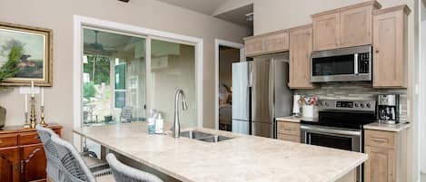 Køleskab, mikrobølgeovn, ovn, kogeplade