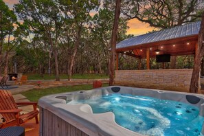 Outdoor spa tub - Modern Hill Country Multi-unit w/kitchen, WIFI, patio, private pool & hot tubs (Wimberley)