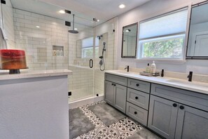 Shower, towels - Modern Hill Country Multi-unit w/kitchen, WIFI, patio, private pool & hot tubs (Wimberley)