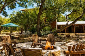 Property grounds - Modern Hill Country house & rustic cabin with a private pool and hot tub (Wimberley)