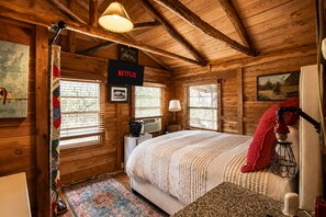 3 bedrooms, free WiFi, bed sheets - Modern Hill Country house & rustic cabin with a private pool and hot tub (Wimberley)
