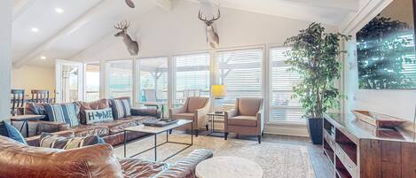 Televisión, futbolito, mesa de ping pong, libros