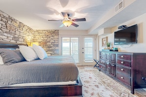 Free WiFi, bed sheets - Stunning dog-friendly home with game room, hot tub, water view, & W/D (Wimberley)