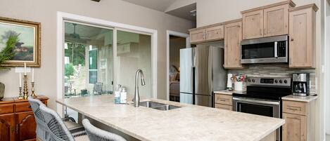 Kjøleskap, mikrobølgeovn, ovn og kokeplater