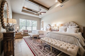 Travel cot, free WiFi, bed sheets - The All-Suite Century Oak House - Steps to Remi's Ridge & Hayes Hollow (Spring Branch)