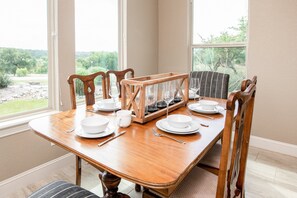 Dining - The All-Suite Century Oak House - Steps to Remi's Ridge & Hayes Hollow (Spring Branch)