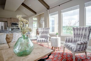 TV - The All-Suite Century Oak House - Steps to Remi's Ridge & Hayes Hollow (Spring Branch)