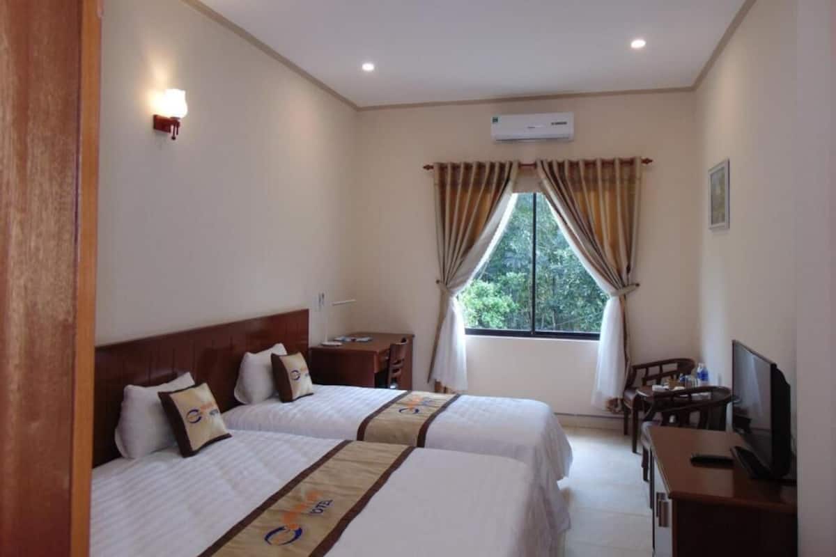 Kahden hengen superior-huone, näköala pihalle | Tallelokero huoneessa, työpöytä, pimennysverhot, silitysrauta/-lauta