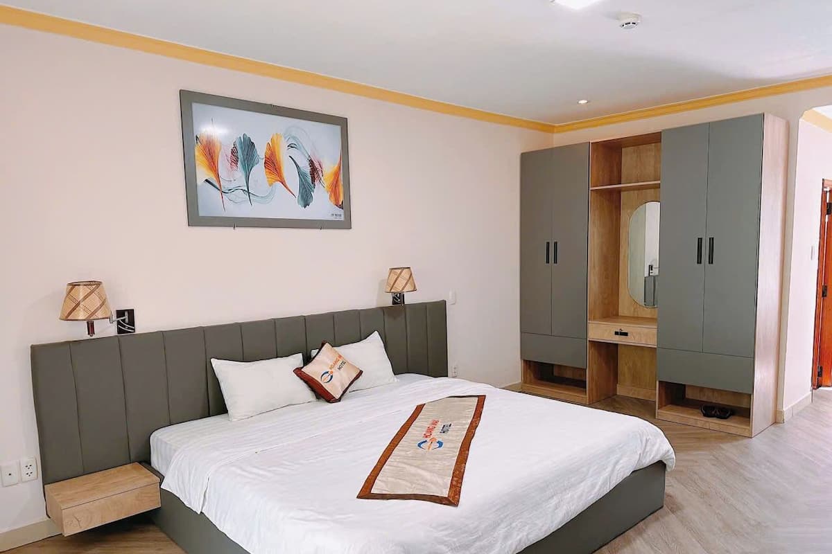 Yhden hengen deluxe-huone | Tallelokero huoneessa, työpöytä, pimennysverhot, silitysrauta/-lauta