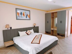 Yhden hengen deluxe-huone | Tallelokero huoneessa, työpöytä, pimennysverhot, silitysrauta/-lauta