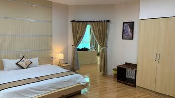Presidential Single Room | In-room safe, desk, blackout curtains, iron/ironing board