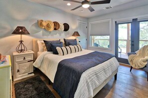 Free WiFi, bed sheets - Modern Hill Country house w/kitchen, private pool/hot tub & great outdoor space (Wimberley)