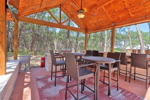 Outdoor dining - Modern Hill Country house w/kitchen, private pool/hot tub & great outdoor space (Wimberley)