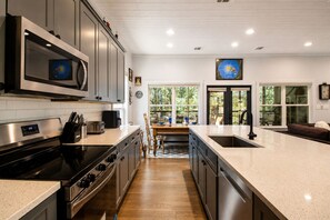 Coffee/tea maker, fridge, microwave, oven - Modern Hill Country house w/kitchen, private pool/hot tub & great outdoor space (Wimberley)