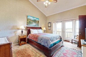 3 bedrooms, free WiFi, bed sheets - Lovely Canyon Lake Getaway | Fireplace, Deck & Balcony | Near Canyon Beach (Canyon Lake)