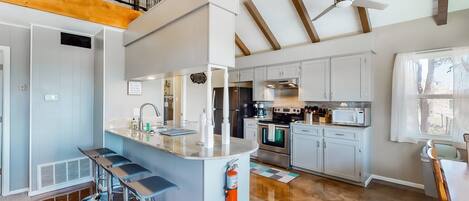 Een koelkast, een microgolfoven, een oven, een kookplaat